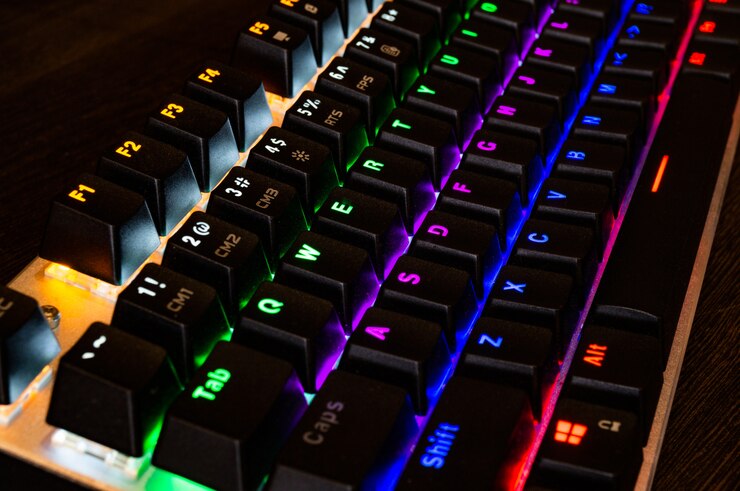 Imagem de um teclado mecânico com luzes coloridas.